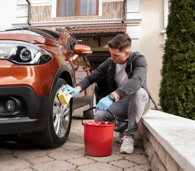 Lavage auto à domicile Villers-Écalles : professionnel intervenant sur un véhicule